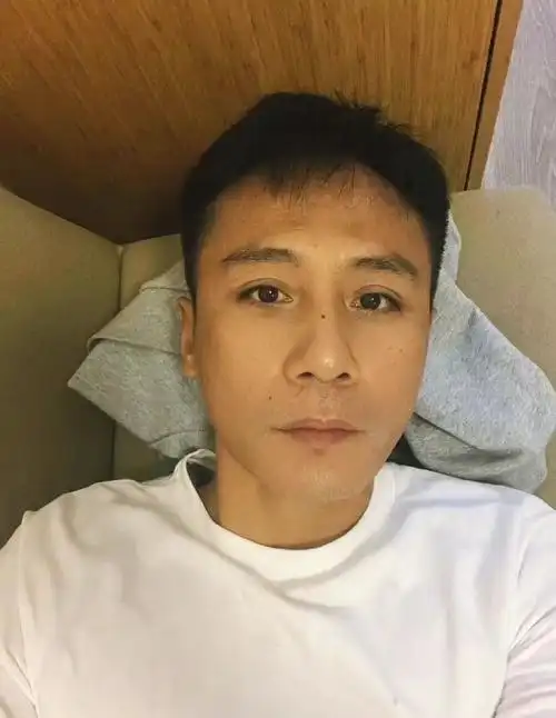 刘烨换微博封面了##刘烨也逃不开的中年三件套