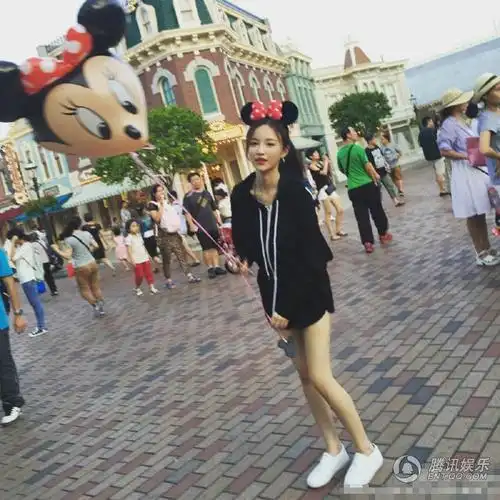 王思聪新女友朱宸慧 黑色短裤秀美腿