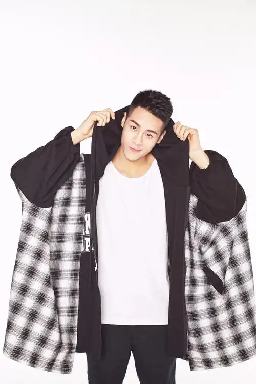 担纲发起人新生代演员郑家伦▼郑家伦新晋真人秀鲜肉一起来查收吧!