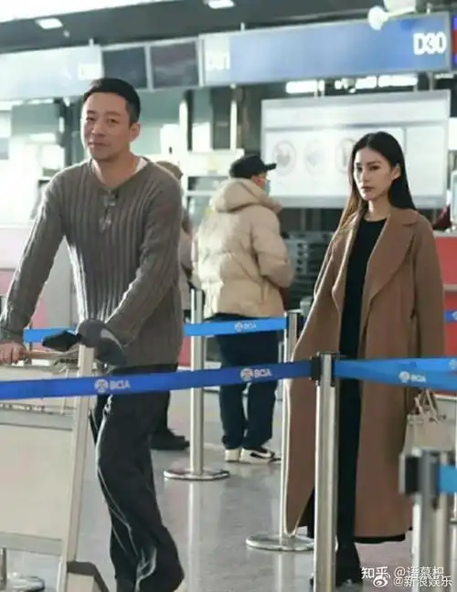 表示汪小菲的未婚妻mandy之前曾经离过婚,更翻出mandy过去的结婚照,并