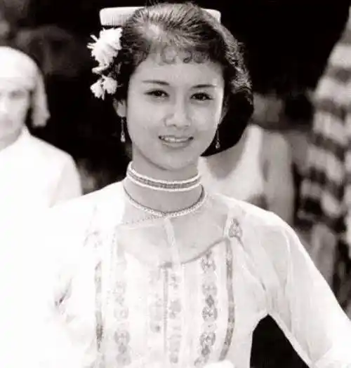 杨丽萍年轻时候有多美?看完这些照片,惊艳了时光!_气质_舞台_舞蹈