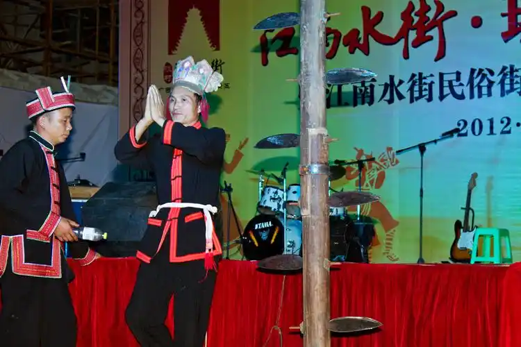 实拍金秀瑶族帅哥"上刀山"