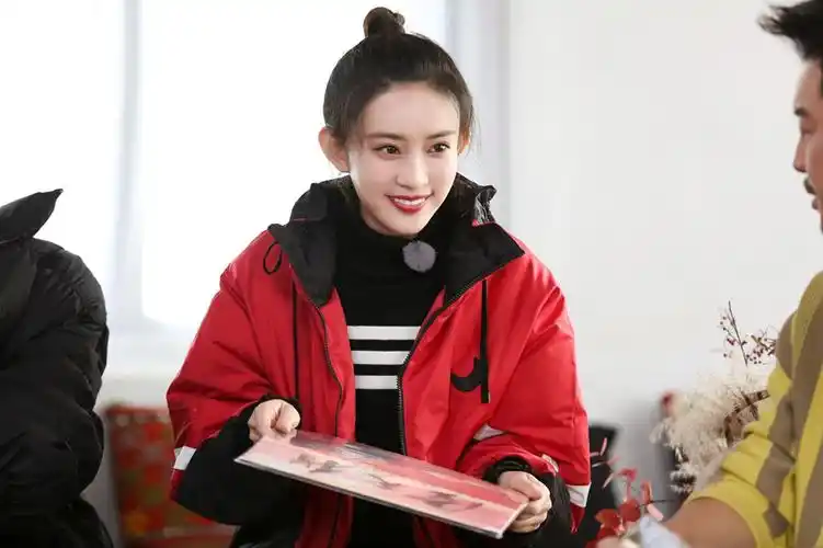 孟子义马尾辫造型现身《奔跑吧》 游戏环节身姿轻盈惊喜连连