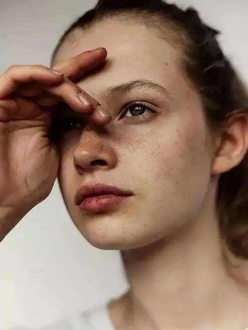 梅根引领雀斑妆潮流,国外化妆达人用染发剂画雀斑,结果东施效颦|雀斑