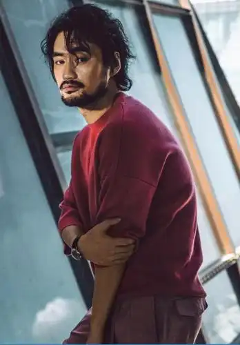 袁弘这是受啥刺激了,头发一卷变沧桑大叔,简直颠覆我想象!