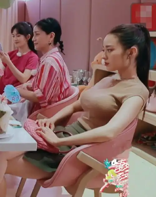 吉娜才是"人间水蜜桃",穿针织衫藏不住凹凸感,腰臀比太惊艳