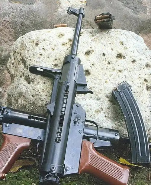 记着这两点,你就能区分国产85式轻型冲锋枪和85式微声冲锋枪