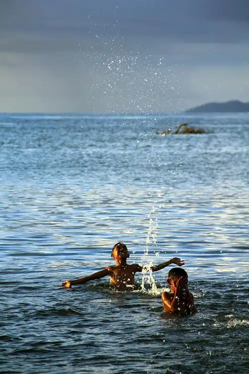 美娜多的当地小孩在海里戏水