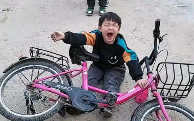 小朋友今天摔倒了大家猜猜没人管他最后会不会救不过来了