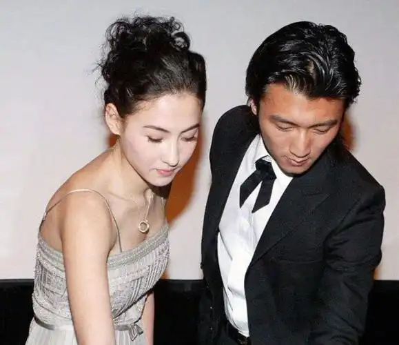 复合的时候,两人都会一起出行旅游,一起在小区散步,王菲把手揣谢霆锋