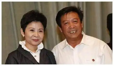 董文华的丈夫张楠,在董文华遭受网络上的最大谩骂的时候,坚定不移地