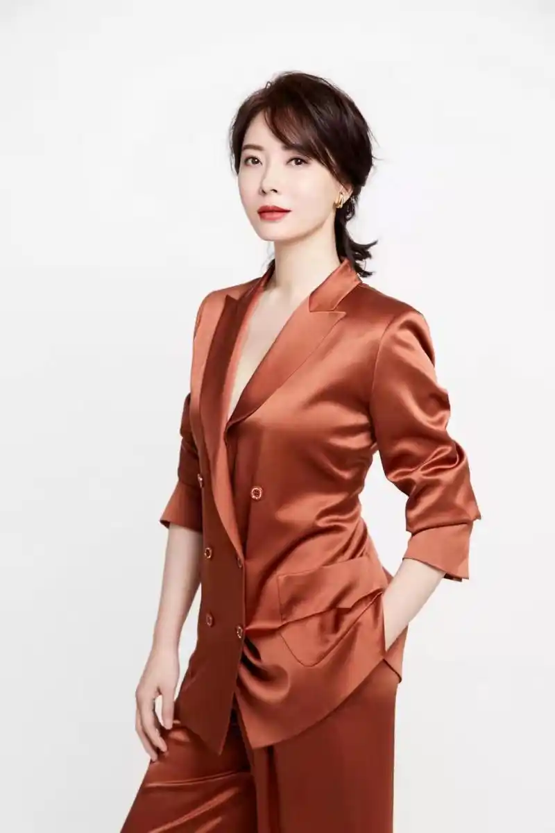 原创陈数真适合演女强人,粉西装配红唇干练优雅,职场精英就该这么穿