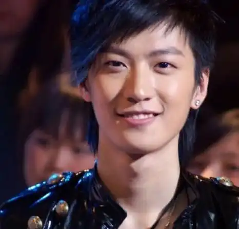 乔任梁出道十周年,程青松晒萍姐手机kimi照片粉色挂绳抢镜