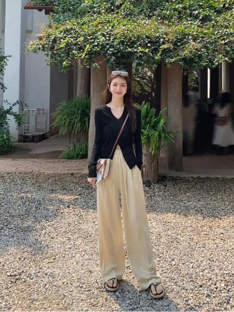 垂感好的阔腿裤真的特别显腿长,米杏色的阔腿裤搭配黑色的修身上衣