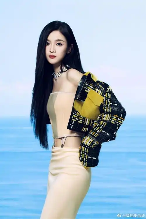 吴宣仪##美出圈#蓝色泳衣吴宣仪,海边的美人鱼