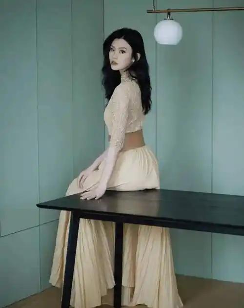 奚梦瑶豪门生活太滋润,穿抹胸连衣裙身材发福,超模气场仍在_基础_黑色