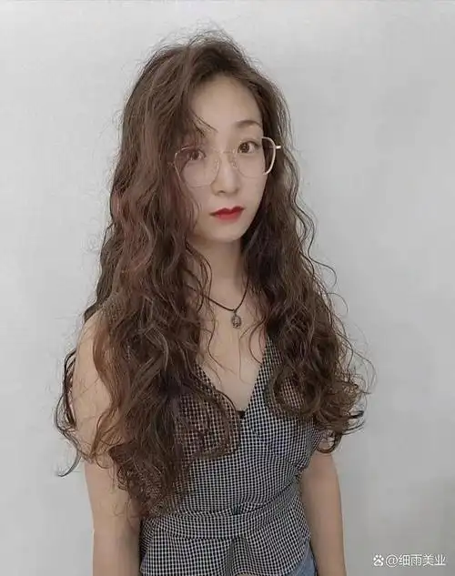 全头烫发一点也不老气,非常的简约大方不做作,更是有着淑女的气质.