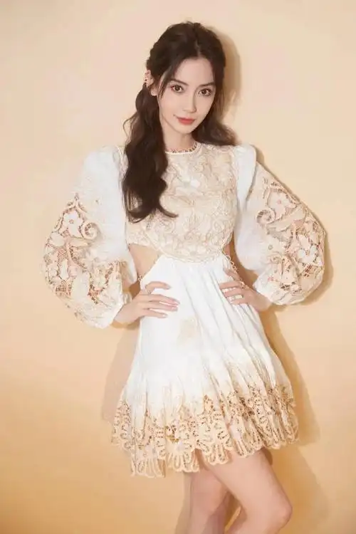 杨颖跨年晚会造型,穿蕾丝白裙,笑容甜美_网易订阅