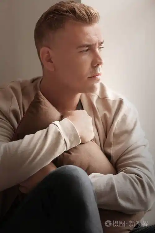 郁闷的帅哥在家里