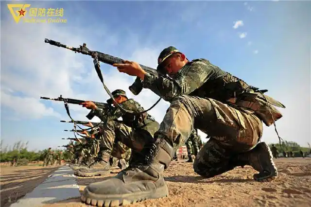 150米射击地线蹲姿据枪