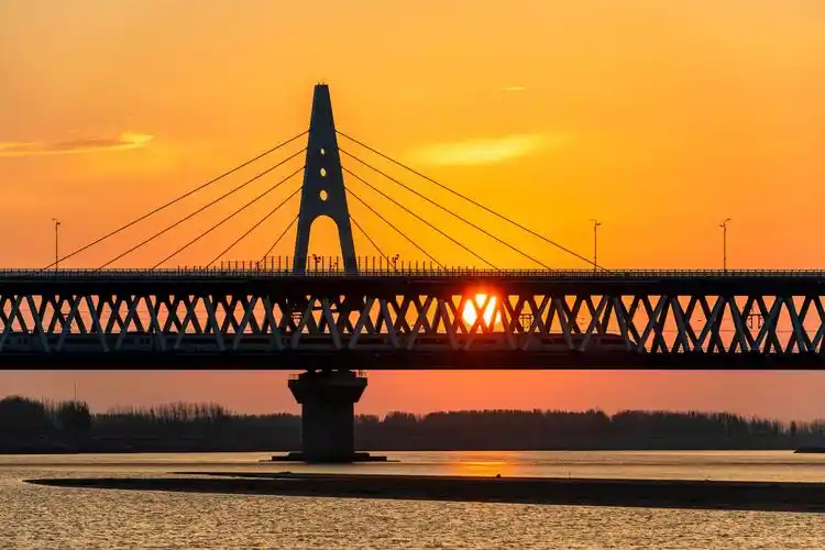 河南郑州沿黄生态廊道郑新黄河大桥公路铁路桥公用特大桥日出风光