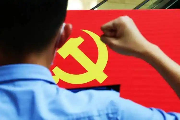 你举起拳头,庄严宣誓那一天,面对着党旗,你举起拳头,庄严宣誓背影里的