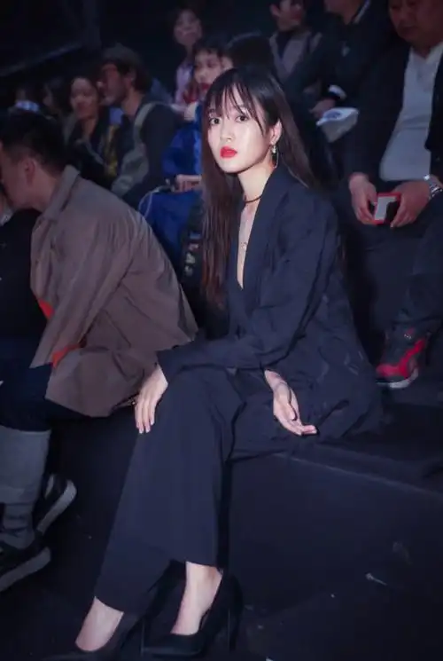 穿"杠铃裤"腿长1米2,超攻的!_王梓薇