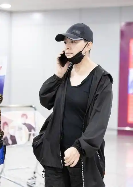 宋丹丹全黑look独自现身,神情严肃一路煲电话粥,纤细美腿又抢镜_身材