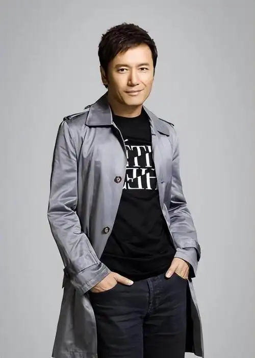 妻子去世两年,发誓永不再娶的黄日华,如今过得怎样了?