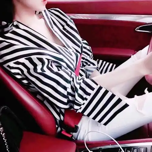 野洵 半身女 坐姿