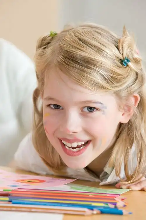 脸上有颜料的开心小学生高清图片