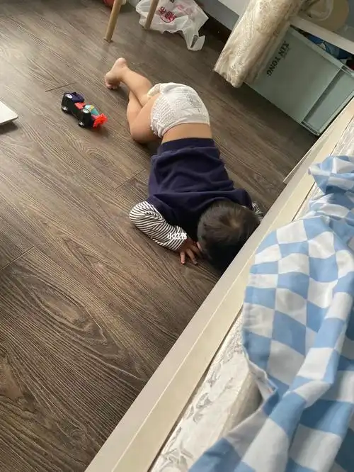 穿尿不湿的小孩