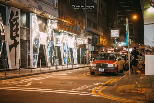 有人说,喜欢香港的夜晚 ▲ 走在夜晚的街头,各种霓虹灯将香港渲染