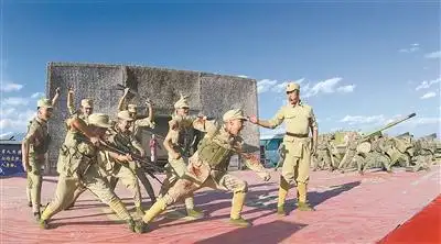 新疆军区某红军师业余演出队将文艺节目《忠诚》送至野外驻训场.