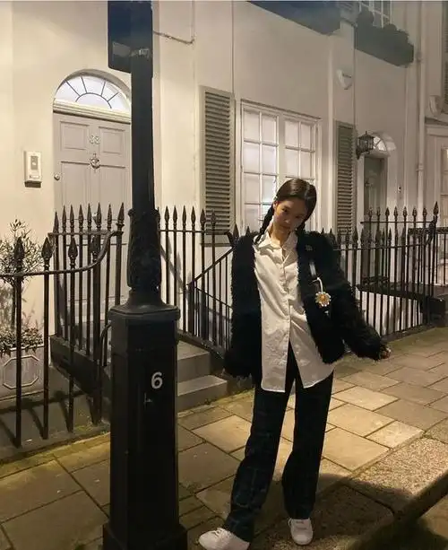 24岁jennie清纯出镜,白衬衫 麻花辫,穿出学生范