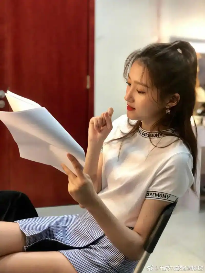 没错 我是海王 怀里#关晓彤  左手#韩星子 右手梁爽 头上 - 抖音