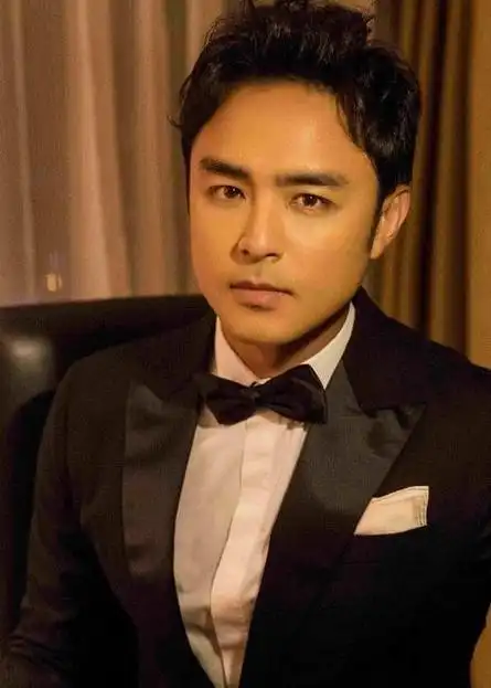 亲密家庭生活的展现11月16日,明道一家在上海新天地看房的照片曝光