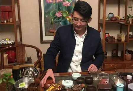 个人简介周成海 堂号"核缘居"潍坊核雕协会理事淄博核雕协会理事淄博