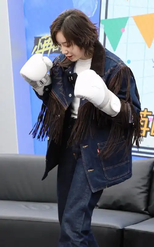 李斯丹妮回应女alpha##李斯丹妮为粉丝画演唱会妆容