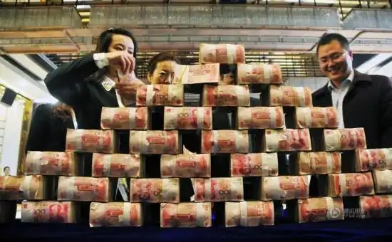 洛阳炫富土豪开发商摆800万"现金墙"奖业主--房产--人民网