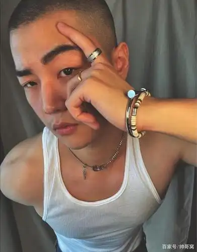 帅气的寸发男孩,硬朗有型,穿白色背心,超有男人味的95后体育生