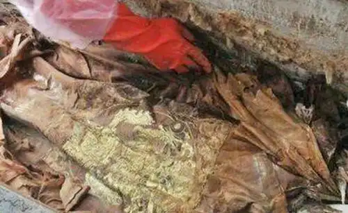 北京发现"龙袍干尸",专家讨论后各执一词,墓主身份存重大争议