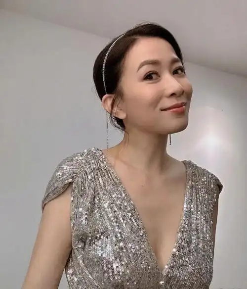 事实证明,48岁没结婚没娃的佘诗曼,才是真正的"人间清醒"