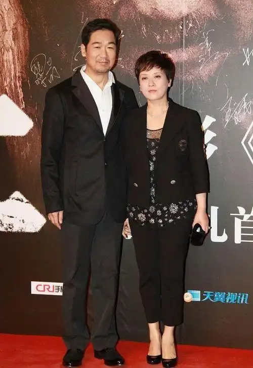 邓婕和小10岁的徐帆同框年龄差挺真实但看气质可一点没输