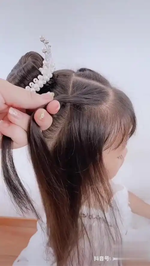 夏日清凉发型 儿童日常简单编发 皇冠发型 一眼就爱的皇冠发型-时尚