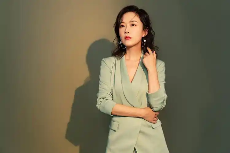 颜丹晨优雅迷人时尚写真图片29