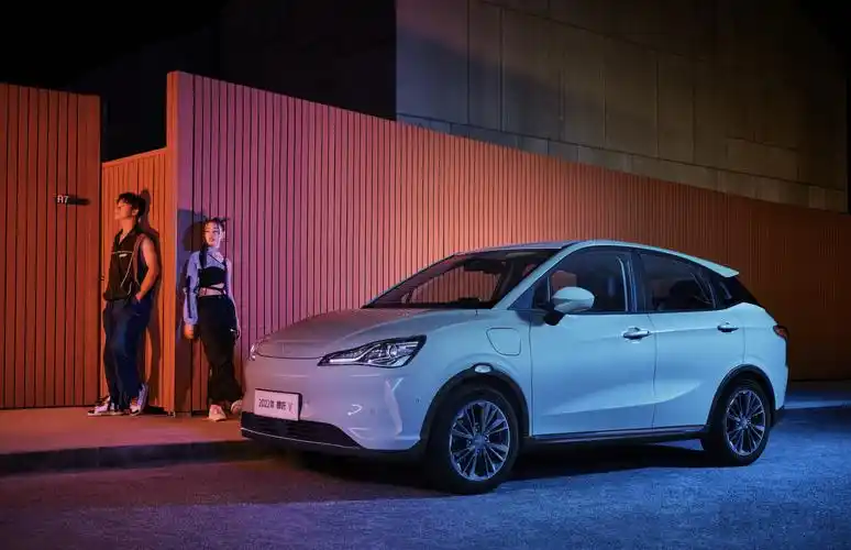 在2022年上半年,哪吒v在纯电动车销量排行榜上位列第11名,甚至将一些