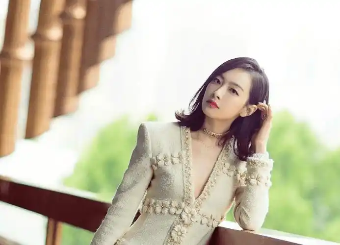 宋茜,1987年出生于中国山东省,身高168厘米,体重45公斤.