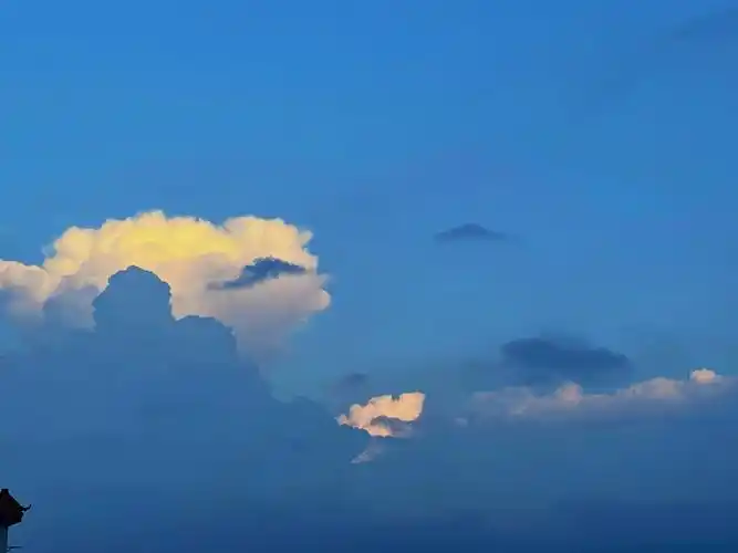 奇奇怪怪的云朵! - 抖音