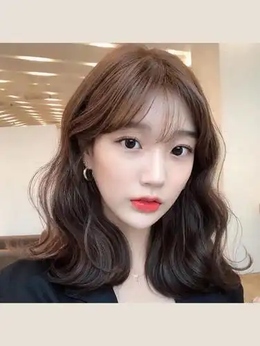 可以说几乎是谁烫谁好看,但是这款发型却不适合身高在155以下的女生